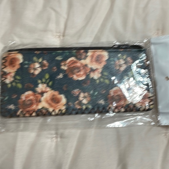 Handbags - Free w 25 purchase 💛Floral wallet nwt